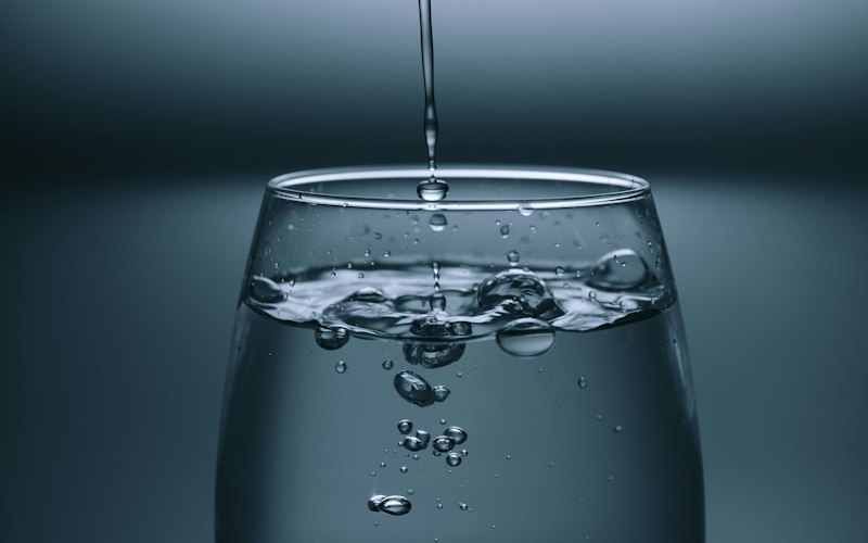 Goutte d'eau tombant dans un verre