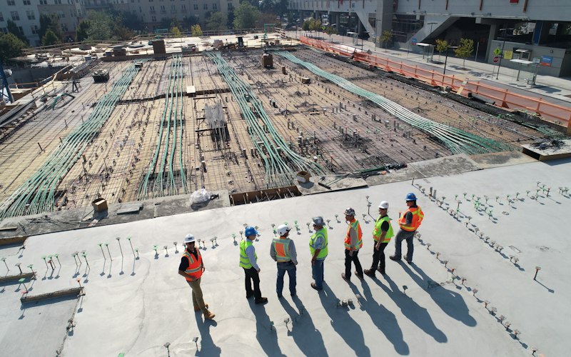 Équipe d'ingénieurs sur un chantier de dalle en béton armé