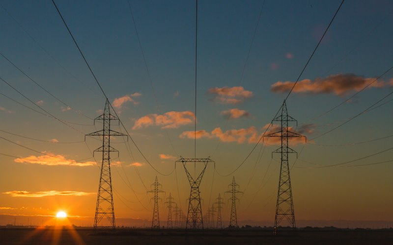 Pylônes de lignes haute tension au coucher du soleil