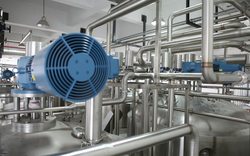 Unité de production : cuves inox, tuyauteries et moteurs